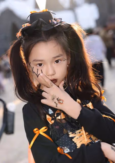董璇女兒cos小魔女,酒窩顏值出眾,和媽媽一起坐兒童推車好可愛