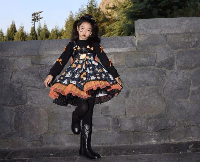 董璇女兒cos小魔女,酒窩顏值出眾,和媽媽一起坐兒童推車好可愛