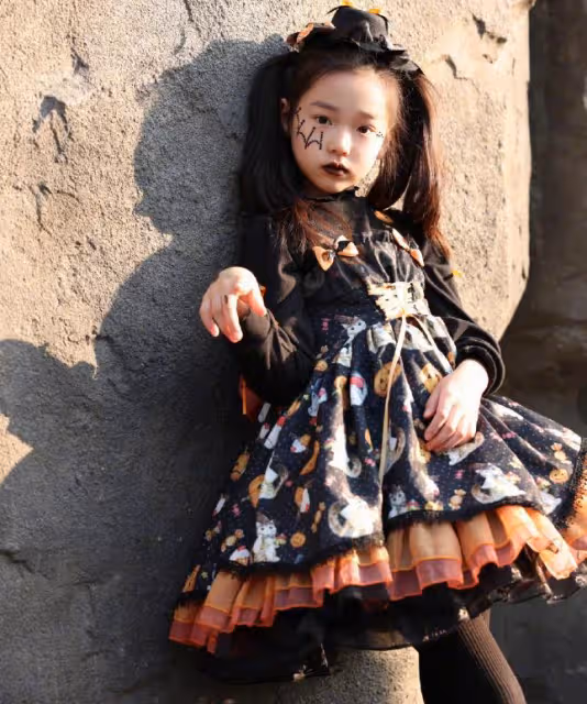 董璇女兒cos小魔女,酒窩顏值出眾,和媽媽一起坐兒童推車好可愛