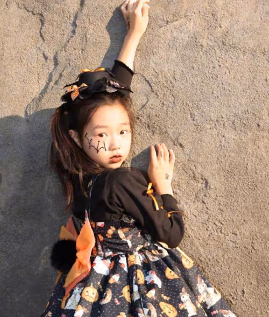董璇女兒cos小魔女,酒窩顏值出眾,和媽媽一起坐兒童推車好可愛