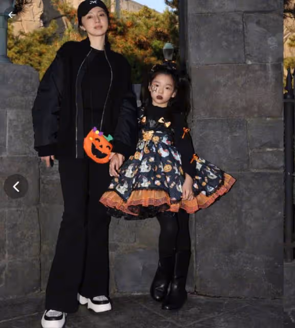 董璇女兒cos小魔女,酒窩顏值出眾,和媽媽一起坐兒童推車好可愛