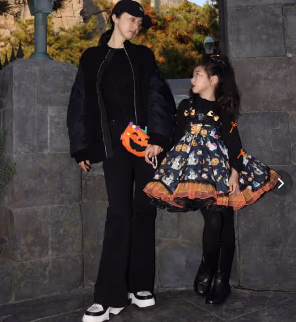 董璇女兒cos小魔女,酒窩顏值出眾,和媽媽一起坐兒童推車好可愛