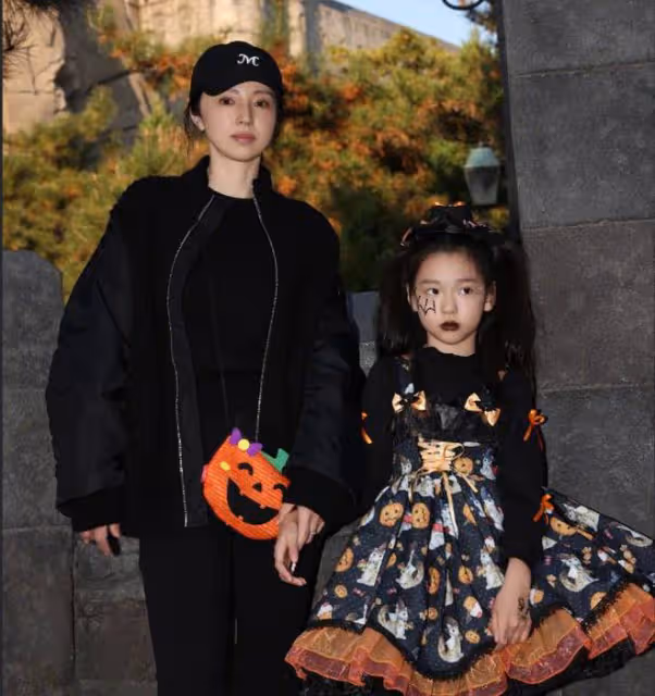 董璇女兒cos小魔女,酒窩顏值出眾,和媽媽一起坐兒童推車好可愛