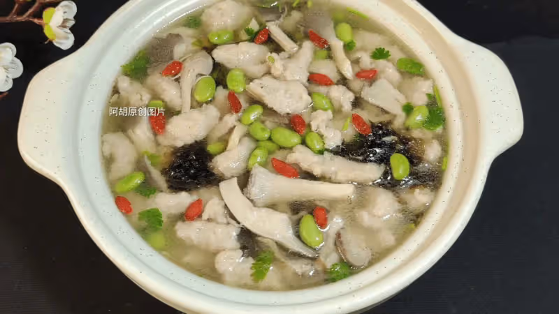 天一冷,喝雞湯不如先喝此湯!沒食慾時來一鍋,有肉有豆有菌菇、鮮爽不膩