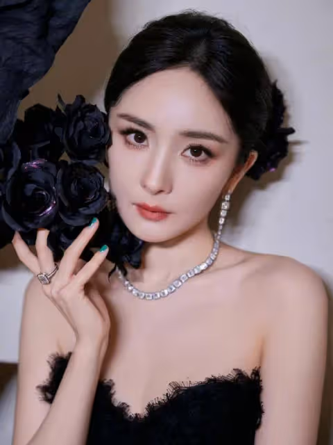 楊冪穿黑天鵝抹胸衣裙露出事業線!魔鬼身材性感妖艷