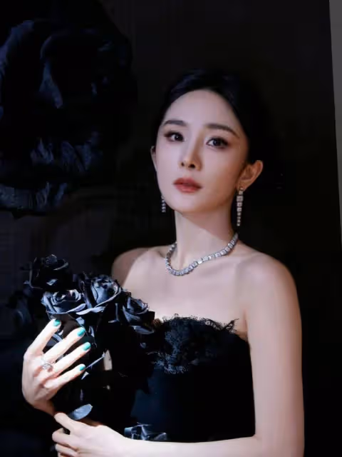 楊冪穿黑天鵝抹胸衣裙露出事業線!魔鬼身材性感妖艷
