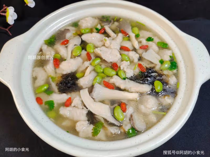 天一冷,喝雞湯不如先喝此湯!沒食慾時來一鍋,有肉有豆有菌菇、鮮爽不膩