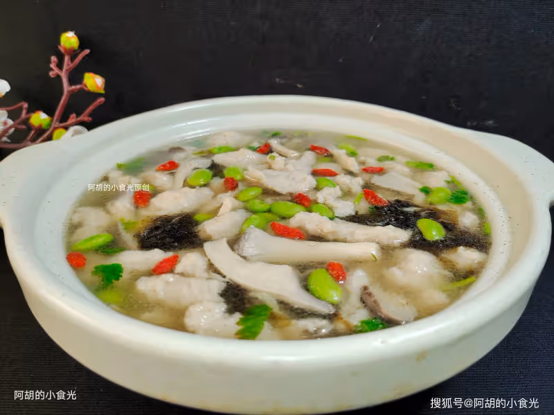天一冷,喝雞湯不如先喝此湯!沒食慾時來一鍋,有肉有豆有菌菇、鮮爽不膩