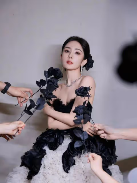 楊冪穿黑天鵝抹胸衣裙露出事業線!魔鬼身材性感妖艷