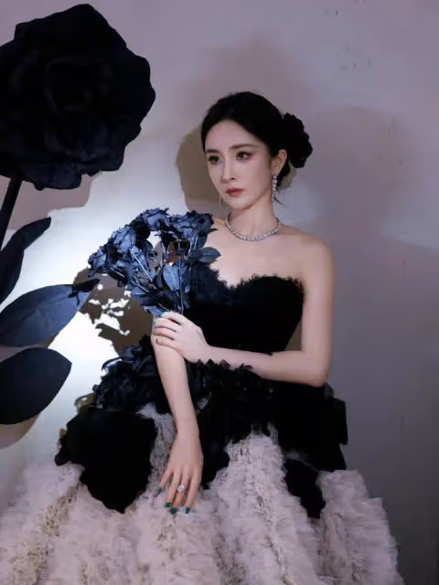 楊冪穿黑天鵝抹胸衣裙露出事業線!魔鬼身材性感妖艷