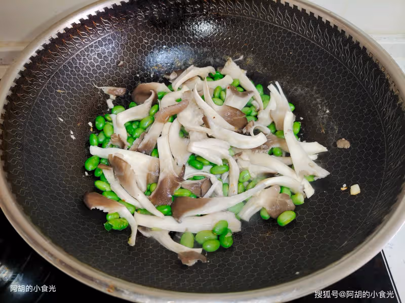天一冷,喝雞湯不如先喝此湯!沒食慾時來一鍋,有肉有豆有菌菇、鮮爽不膩