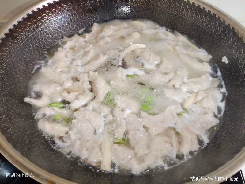 天一冷,喝雞湯不如先喝此湯!沒食慾時來一鍋,有肉有豆有菌菇、鮮爽不膩
