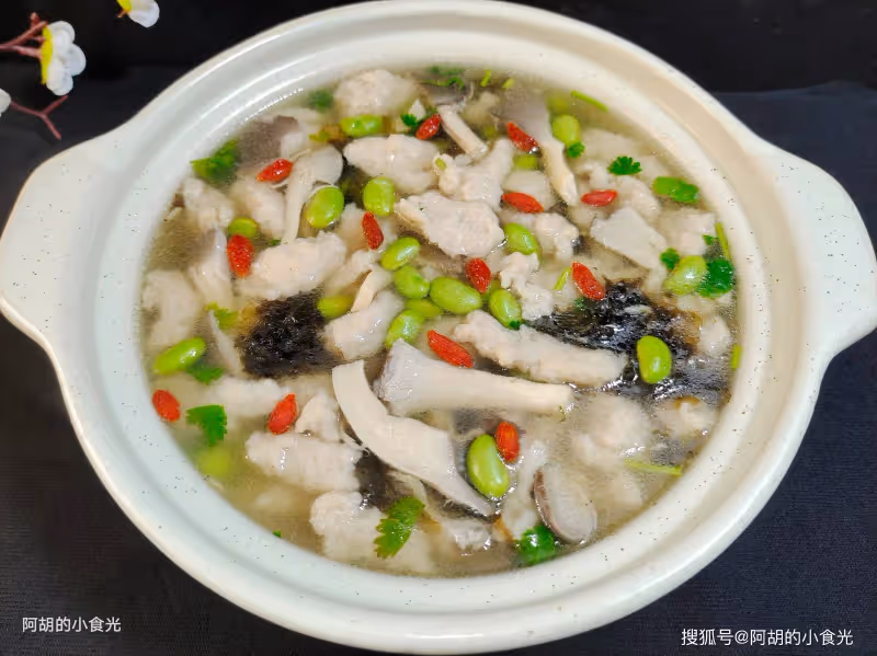 天一冷,喝雞湯不如先喝此湯!沒食慾時來一鍋,有肉有豆有菌菇、鮮爽不膩