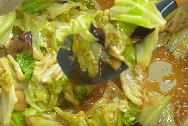 手撕包菜有人過油,有人焯水都錯了,教你一招,脆嫩入味超下飯