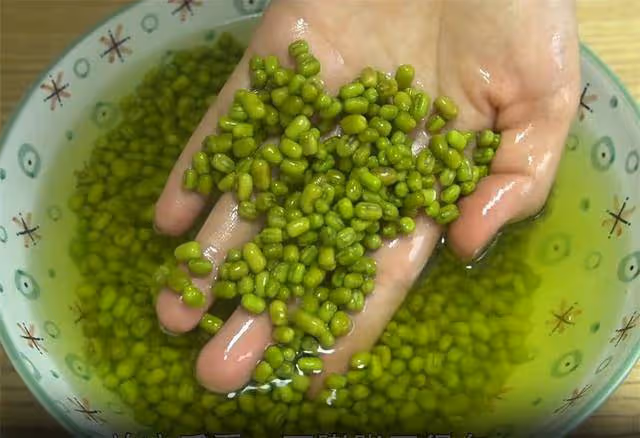 綠豆湯不要直接下鍋煮,學會這一招,顏色翠綠,10分鐘煮開花