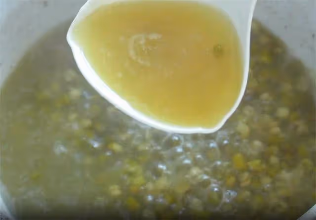 綠豆湯不要直接下鍋煮,學會這一招,顏色翠綠,10分鐘煮開花