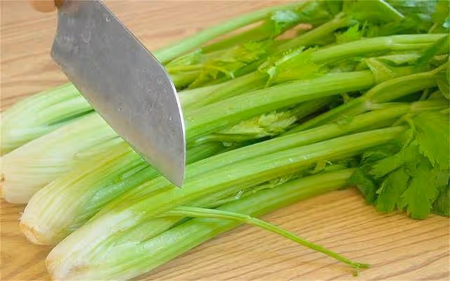 秋冬這樣吃芹菜才過癮,一次做5斤,開胃又下飯,天天吃都不膩