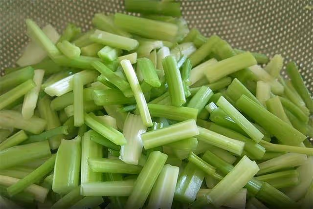 秋冬這樣吃芹菜才過癮,一次做5斤,開胃又下飯,天天吃都不膩