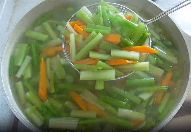 秋冬這樣吃芹菜才過癮,一次做5斤,開胃又下飯,天天吃都不膩