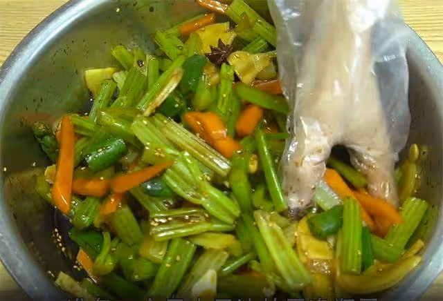 秋冬這樣吃芹菜才過癮,一次做5斤,開胃又下飯,天天吃都不膩