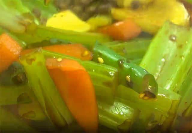 秋冬這樣吃芹菜才過癮,一次做5斤,開胃又下飯,天天吃都不膩