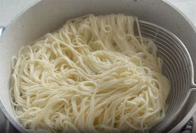 只要有這盤涼麵,秋冬不怕沒胃口,酸辣勁道,麵條不粘不坨