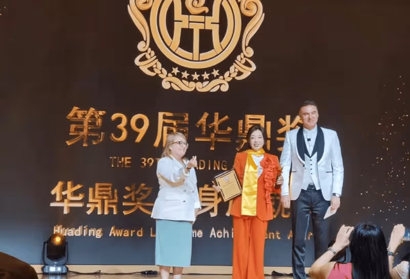 曝73歲劉曉慶出軌小20多歲攝影師,炸裂聊天曝光:子彈留著見面用