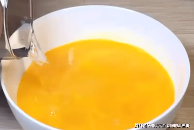 蒸雞蛋羹,記住別加生水!掌握好4點,雞蛋羹滑嫩無孔洞,零失敗