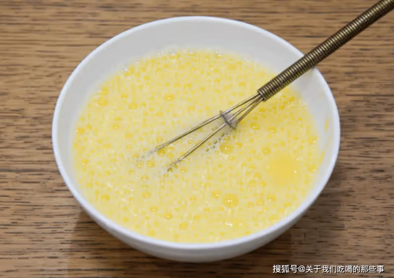 蒸雞蛋羹,記住別加生水!掌握好4點,雞蛋羹滑嫩無孔洞,零失敗