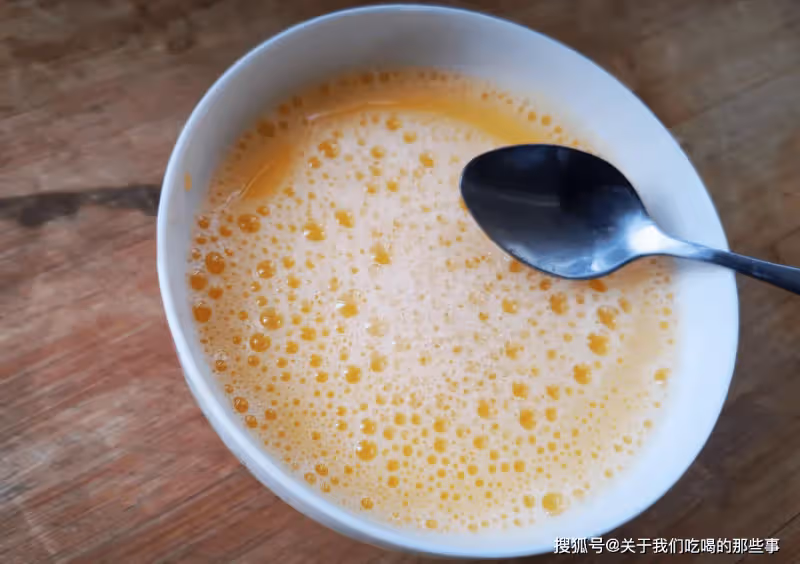 蒸雞蛋羹,記住別加生水!掌握好4點,雞蛋羹滑嫩無孔洞,零失敗