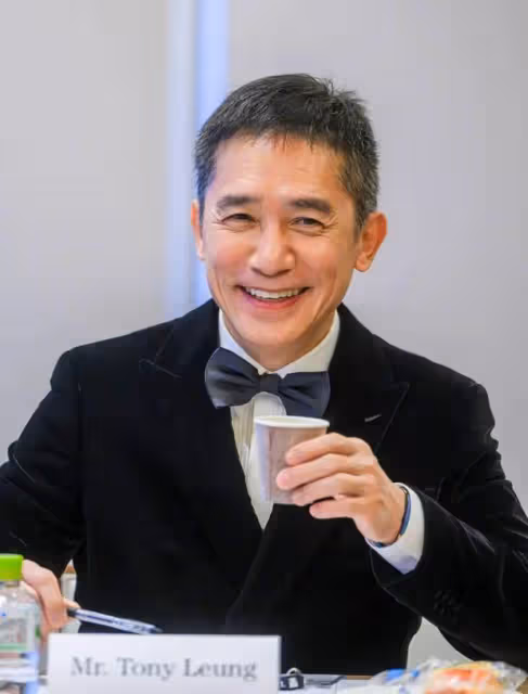 劉嘉玲曬梁朝偉東京電影節工作照,笑容洋溢狀態好