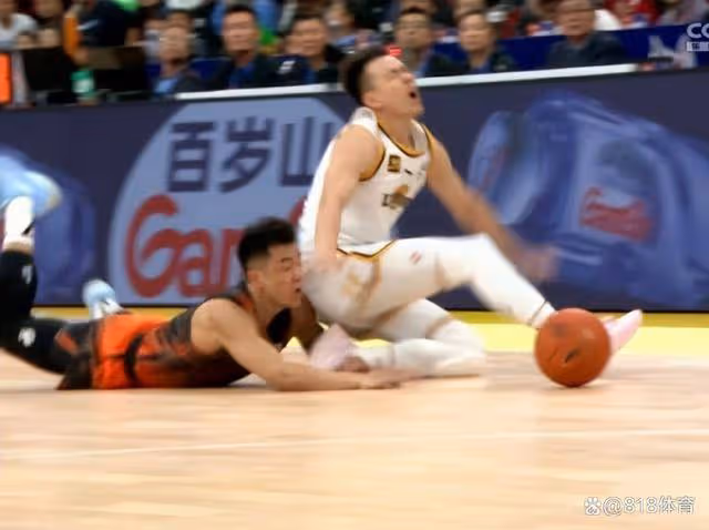 蝦仁豬心!遼寧球迷高喊1234,青島球迷回應:還我艾倫!楊鳴臉色鐵青