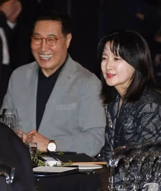李英愛與老公合體出席活動,身穿蕾絲套裝狀態凍齡