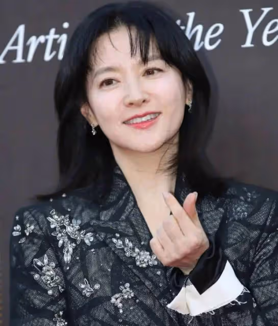 李英愛與老公合體出席活動,身穿蕾絲套裝狀態凍齡