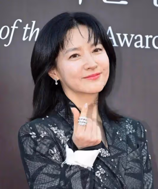 李英愛與老公合體出席活動,身穿蕾絲套裝狀態凍齡