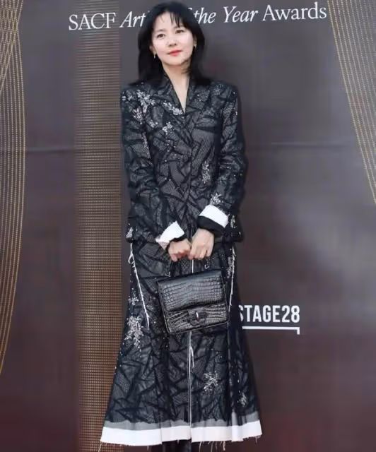 李英愛與老公合體出席活動,身穿蕾絲套裝狀態凍齡