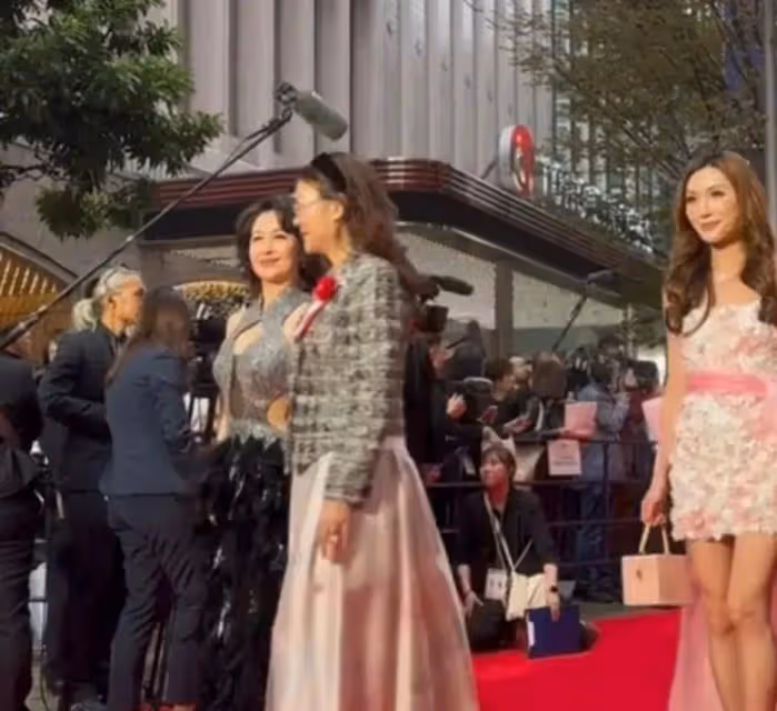 何超瓊現身東京電影節,身穿禮服超大氣顏值不輸明星,太美了