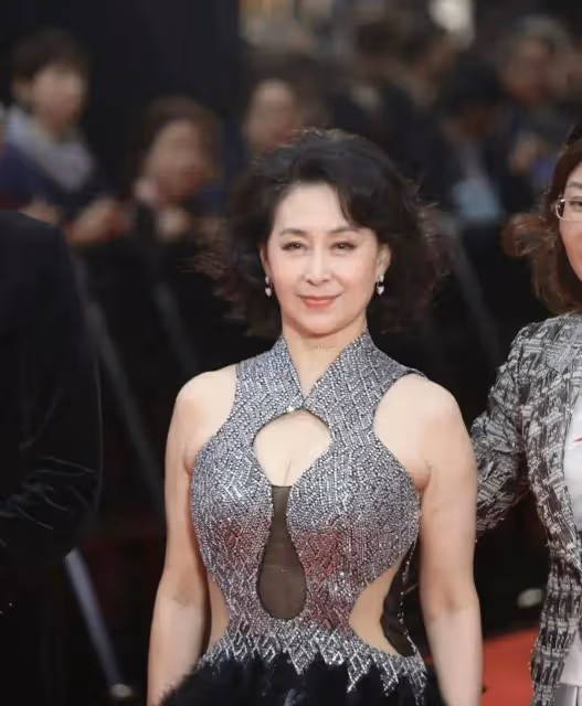 何超瓊現身東京電影節,身穿禮服超大氣顏值不輸明星,太美了