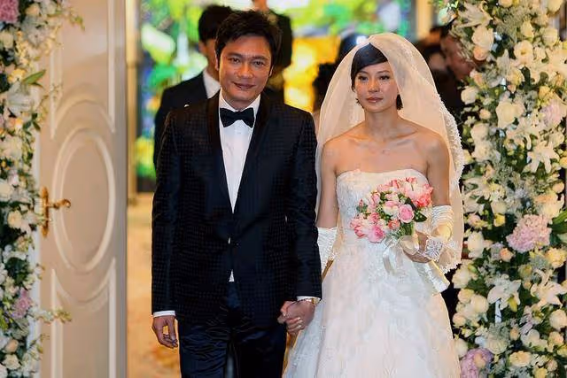 TVB視帝二婚妻子近況曝光!疑獨自國外旅行,穿著被贊高級感