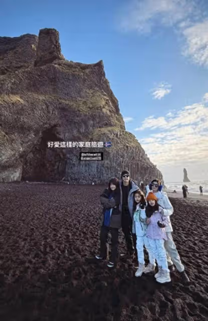 賈靜雯一家五口冰島看極光,星空下親吻畫面溫馨