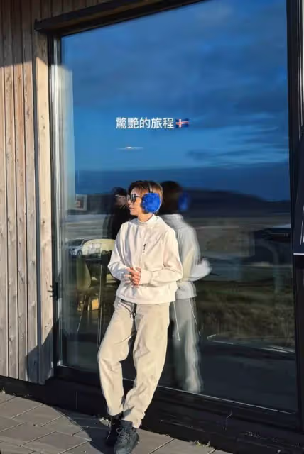 賈靜雯一家五口冰島看極光,星空下親吻畫面溫馨