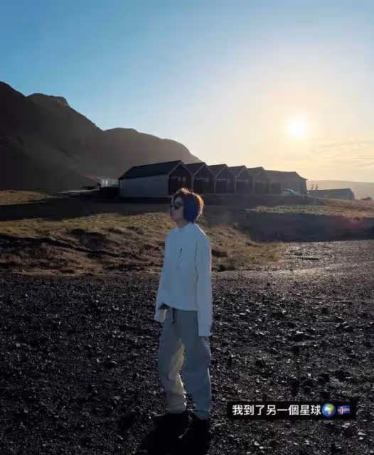 賈靜雯一家五口冰島看極光,星空下親吻畫面溫馨
