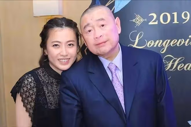 從小記者到500億身家的女富豪，甘比生日照露出她的真實近況！