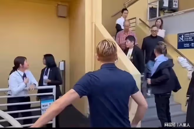 郭富城臉大!沒穿西裝被攔在門口,情緒穩定沒發火,路人搶著脫衣服