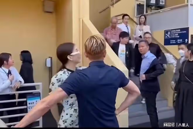 郭富城臉大!沒穿西裝被攔在門口,情緒穩定沒發火,路人搶著脫衣服