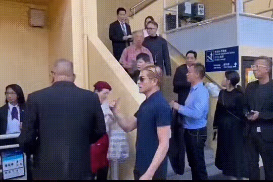 郭富城臉大!沒穿西裝被攔在門口,情緒穩定沒發火,路人搶著脫衣服