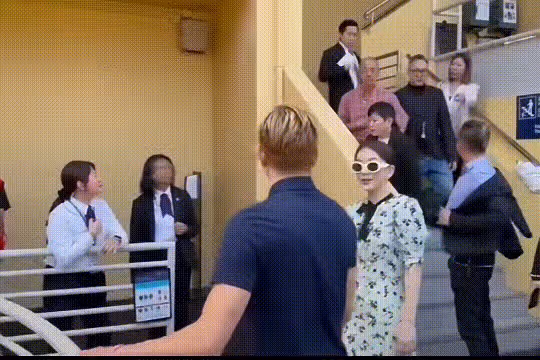 郭富城臉大!沒穿西裝被攔在門口,情緒穩定沒發火,路人搶著脫衣服