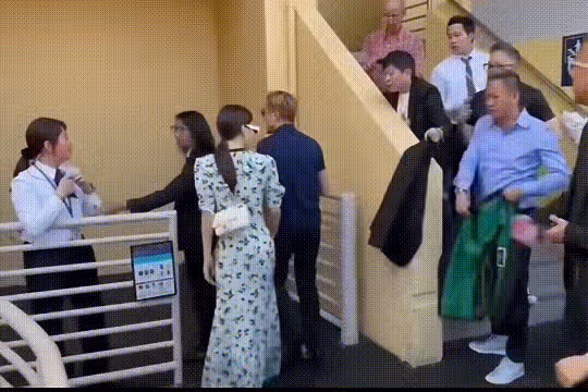 郭富城臉大!沒穿西裝被攔在門口,情緒穩定沒發火,路人搶著脫衣服