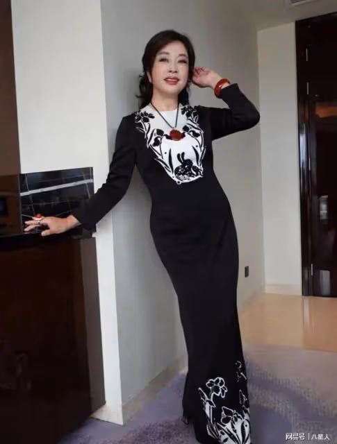 74歲劉曉慶色膽包天!曾婚內出軌,男方小她20歲,聊天記錄太炸裂
