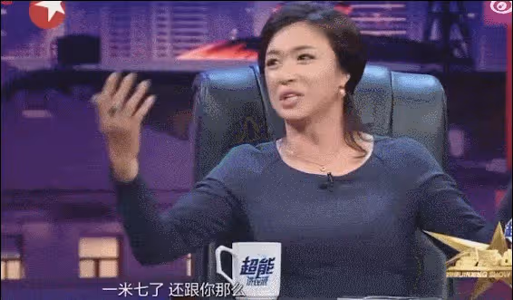 嘴對嘴接吻,當眾強吻30歲女兒,沒邊界感的明星父母有多離譜?